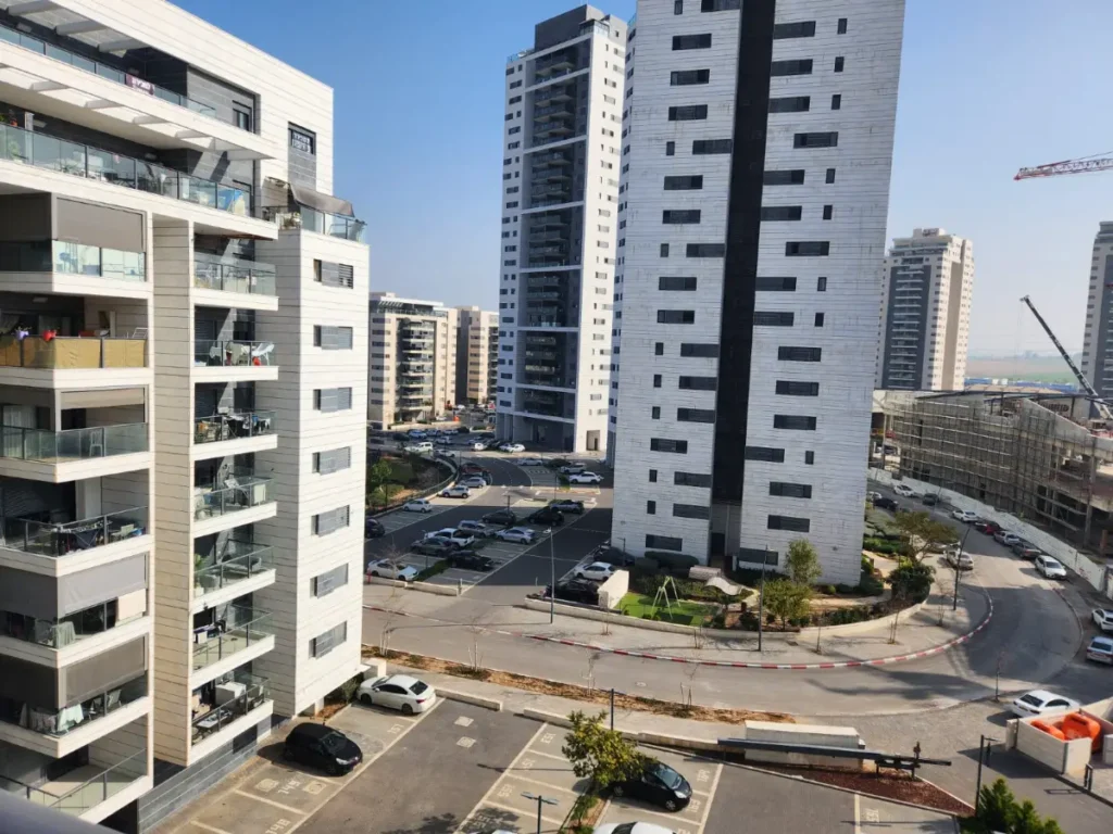 למכירה דירה 3 חדרים בכרמי תמונה של השכונה