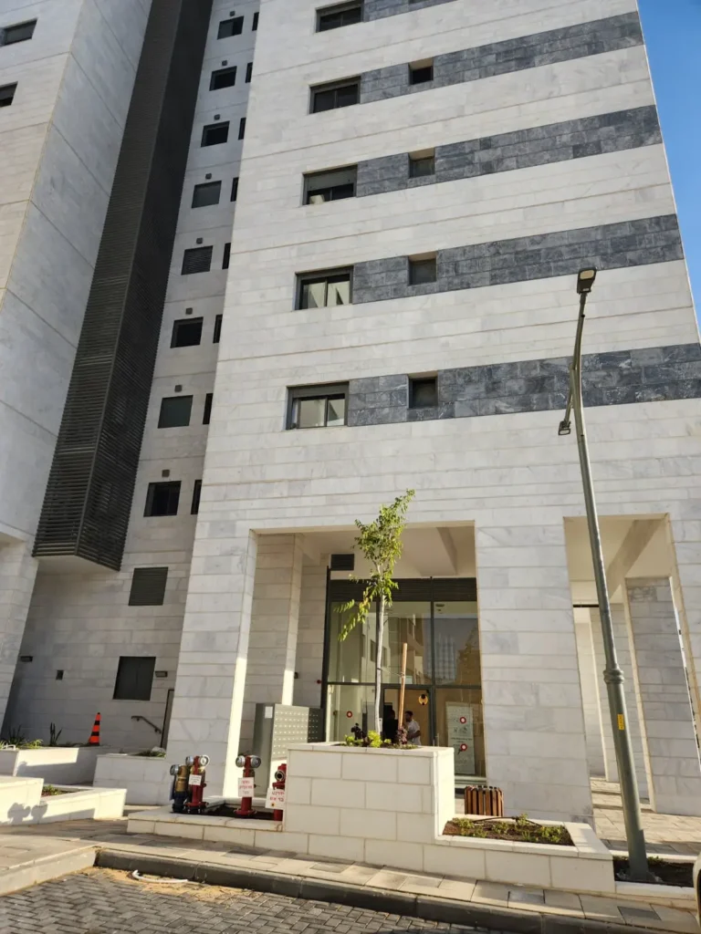 דירה להשכרה בקריית גת תמונה של הבניין