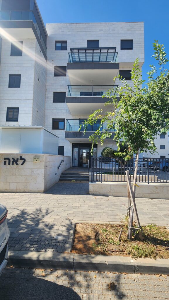 כניסה לבניין דירה להשכרה בכרמי גת